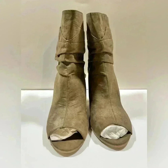 NIB!Qupid-Suede Khaki/Army Green Suede Back Zipper Peak a Boo Toe & Sides SZ 9 - Picture 4 of 11